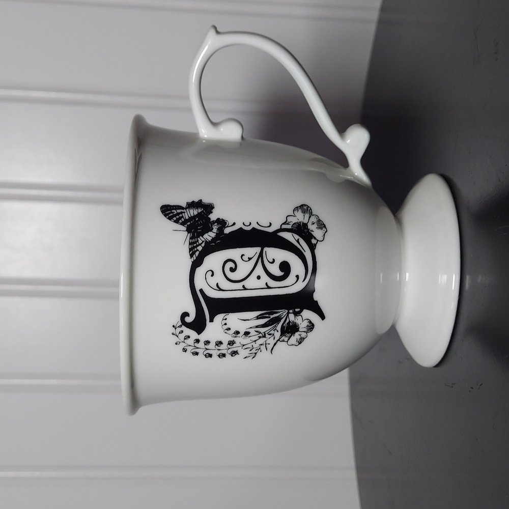 Anthropologie MISSUS Monogram letter D tea/coffee mug